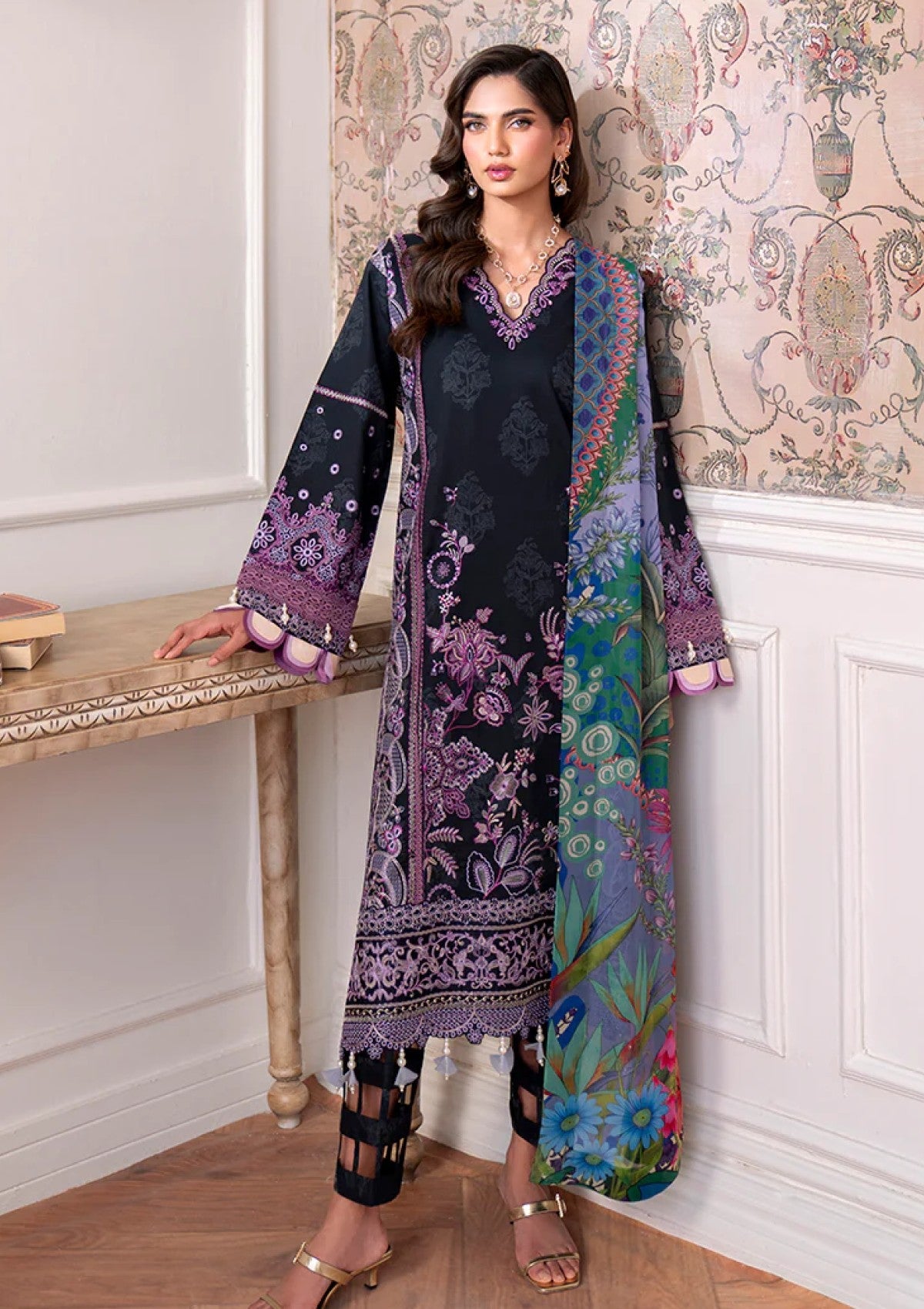 Winter - Roheenaz - Aezel - Embroidered Cambric - RC25#05 A - Emera