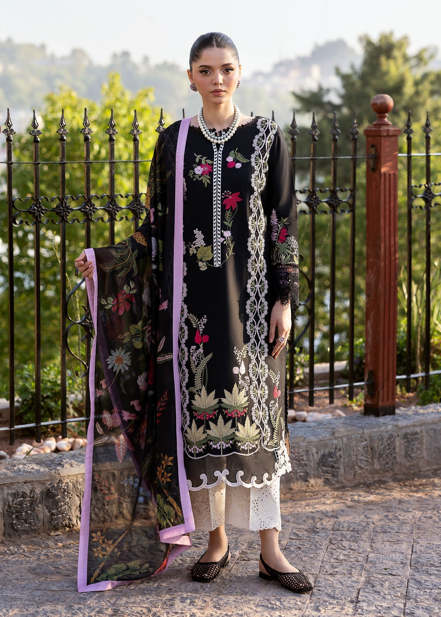 Saira Shakira | Bloom Lawn 25 | SAUVAGE 6-B