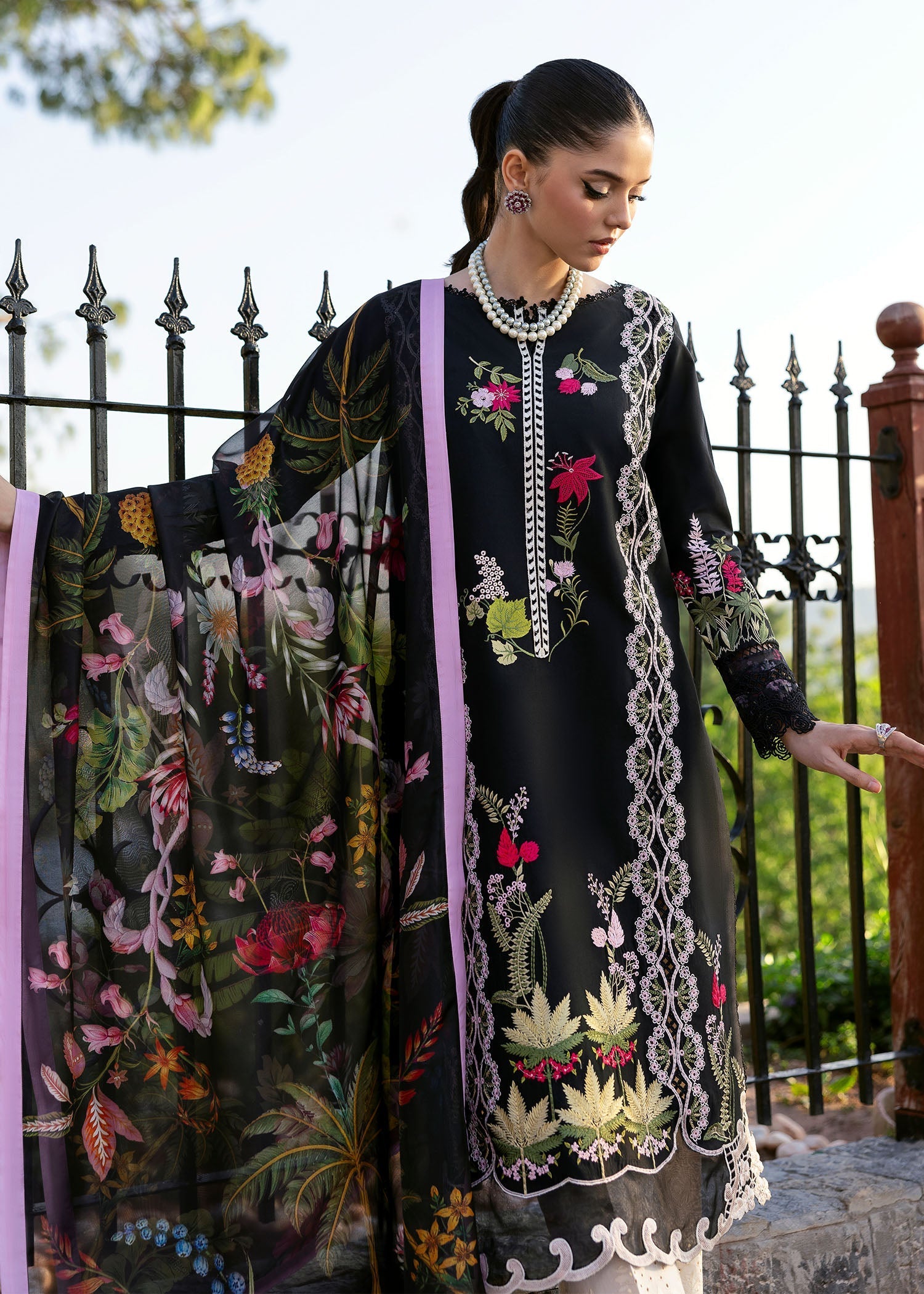 Saira Shakira | Bloom Lawn 25 | SAUVAGE 6-B