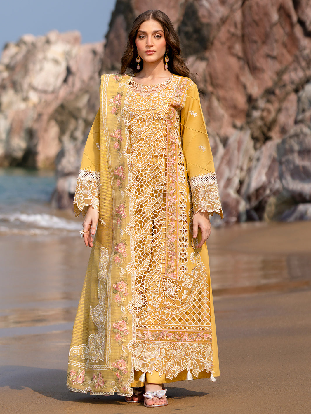 Mahnur | Sirena Luxury Lawn 25 | Dahlia