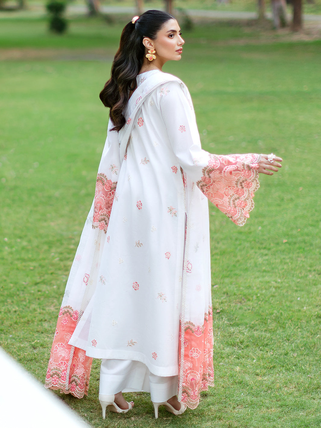 Mahnur | Sophie Luxury Lawn 25 | Lyra