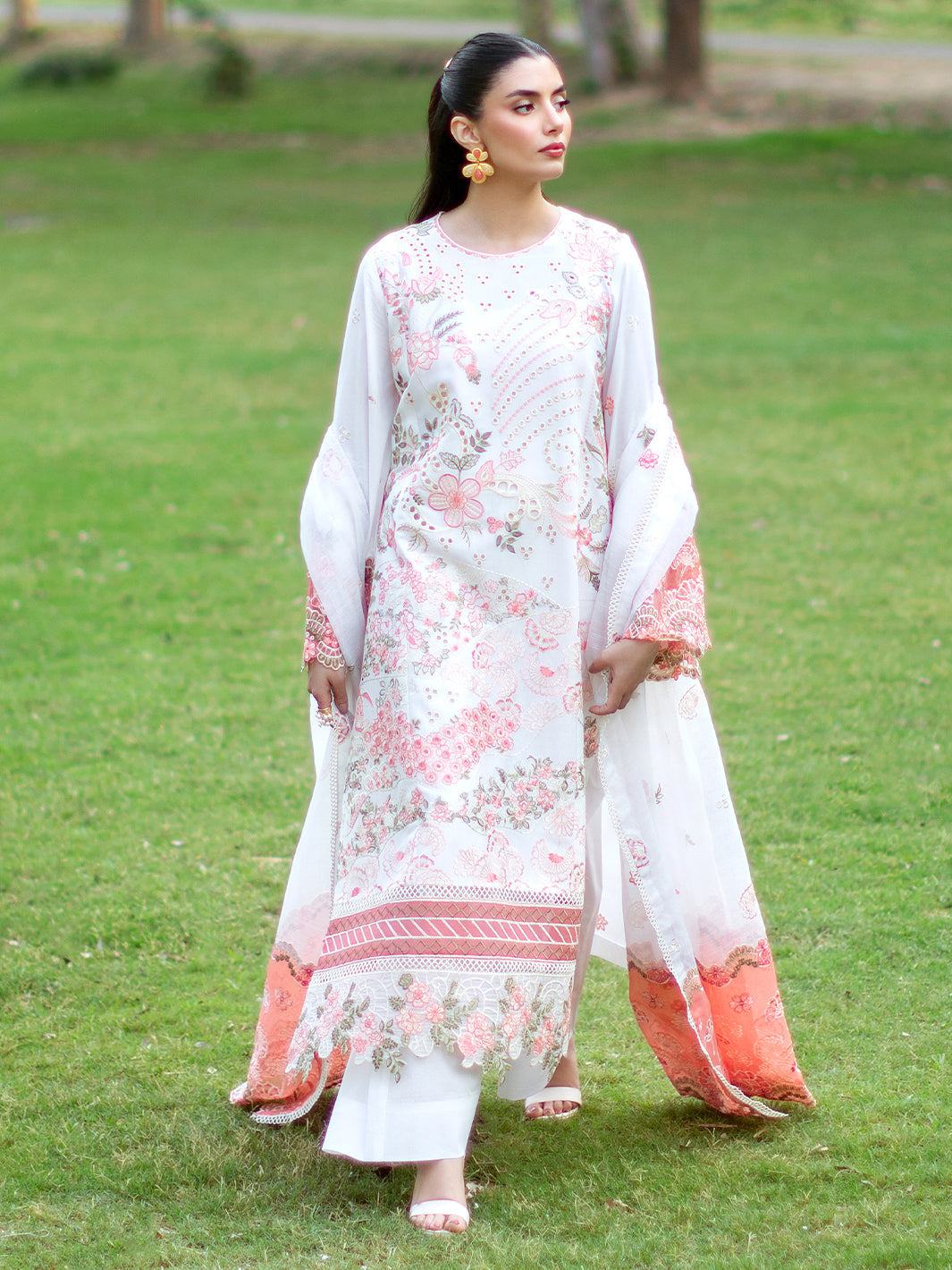 Mahnur | Sophie Luxury Lawn 25 | Lyra