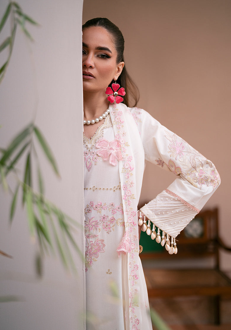 Lala | Veranda Swiss Lawn | Reem