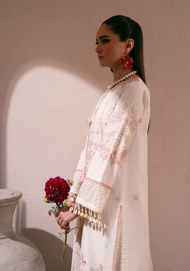 Lala | Veranda Swiss Lawn | Reem