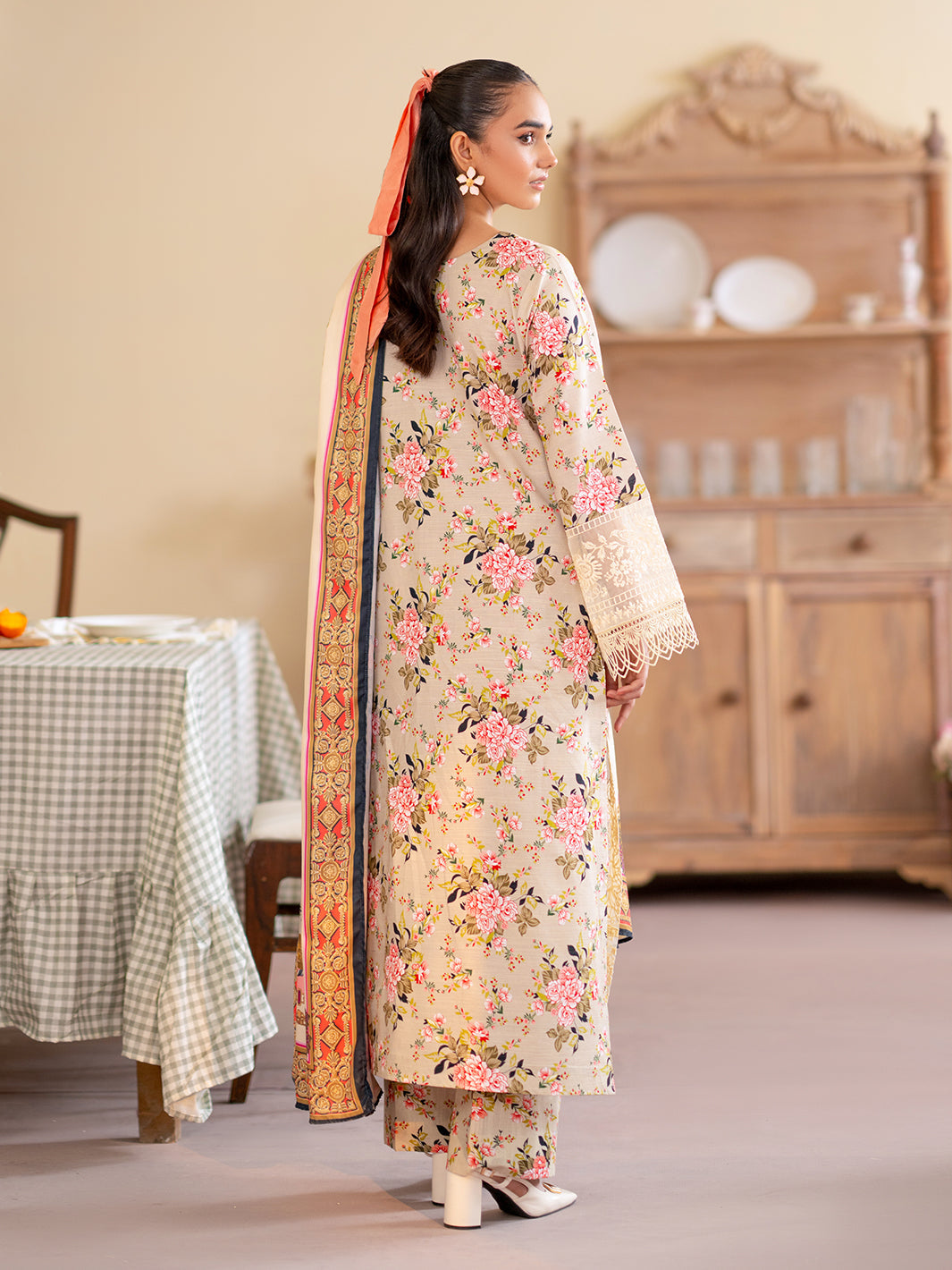 Mahnur | Leila Winter 24 | Floret