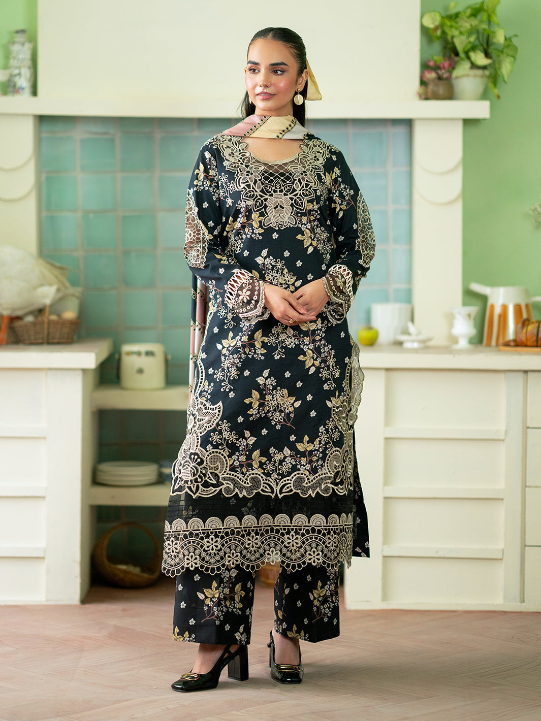 Mahnur | Leila Winter 24 | Giselle