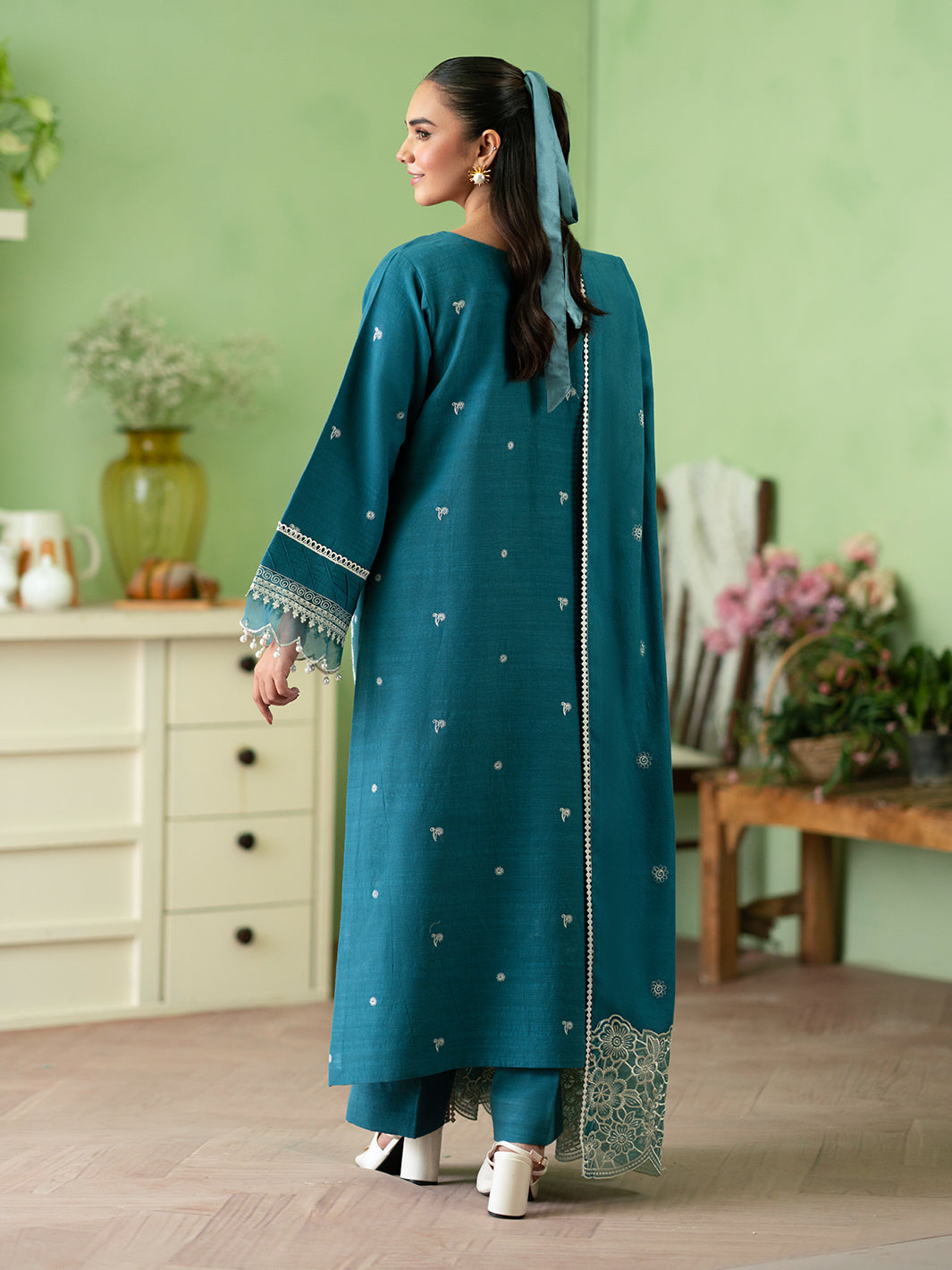 Mahnur | Leila Winter 24 | Meris