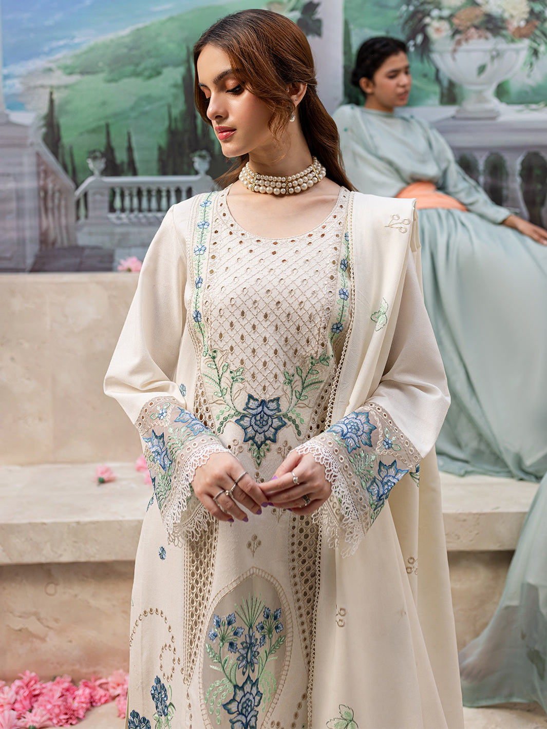 Mahnur | Veronica Luxury Karandi 24 | CECILIA
