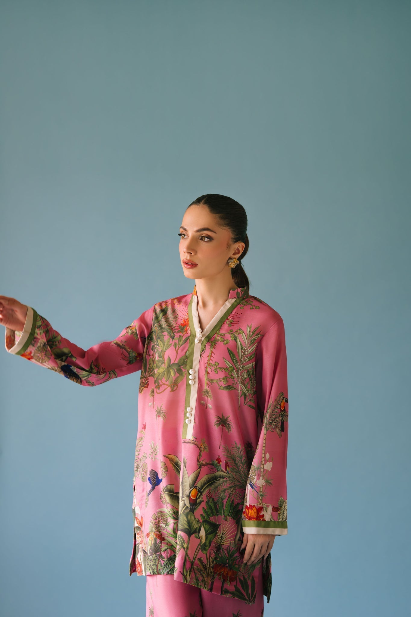 Sammy K | Lawn Pret 25 | Enchanting garden