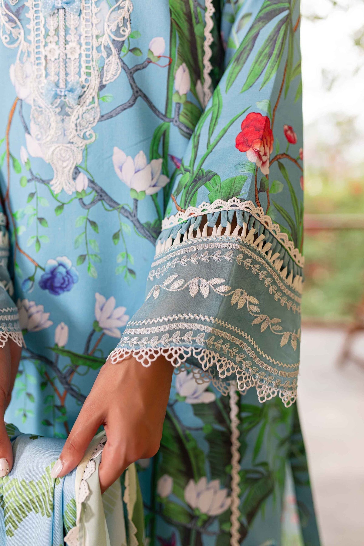 Sable Vogue | Shiree Lawn 24 | Flower Of Paradise