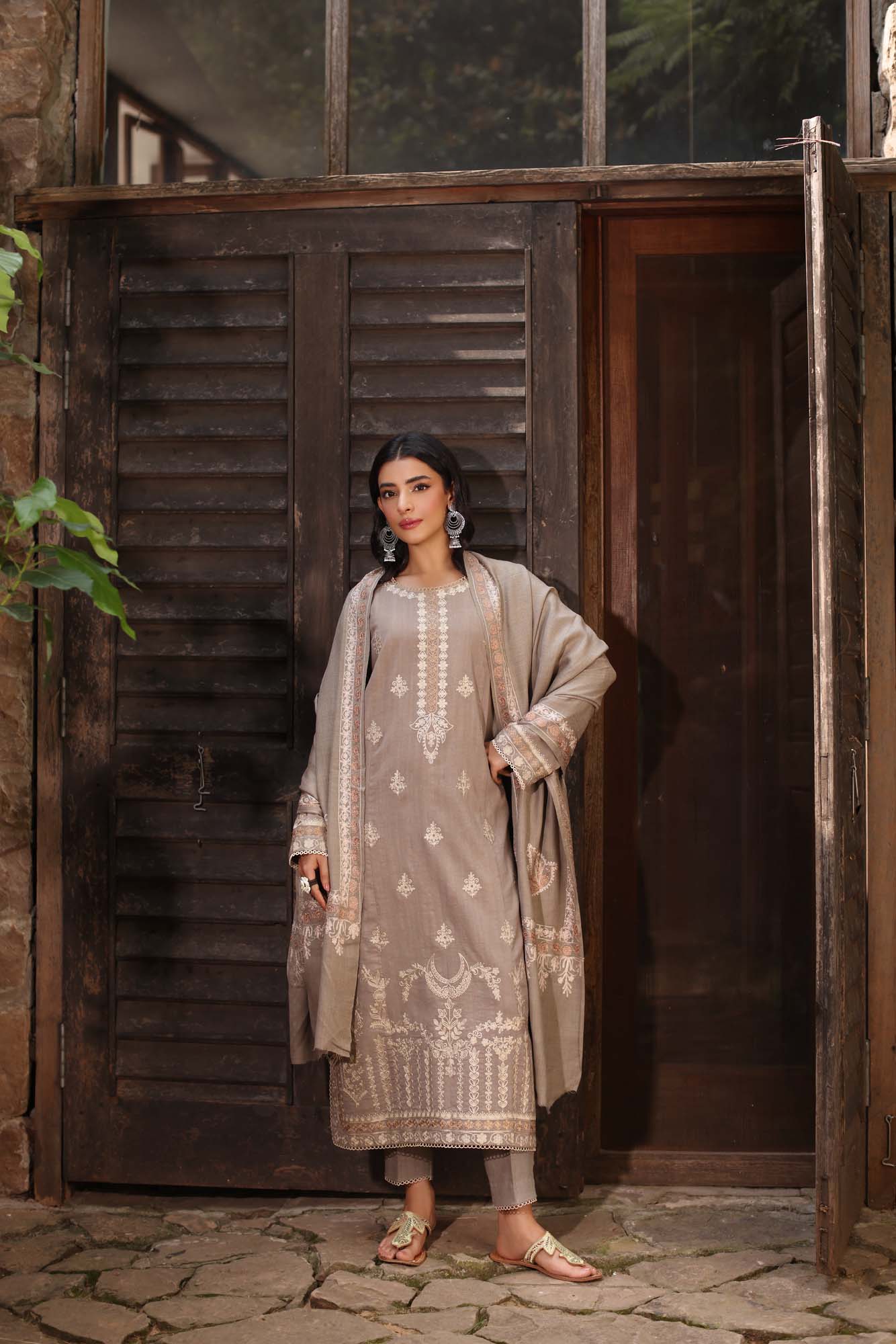 Noor by Saadia Asad | Suzaankari Winter 24 | D07 - Official Noor by Saadia Asad - Agha Fabrics UK